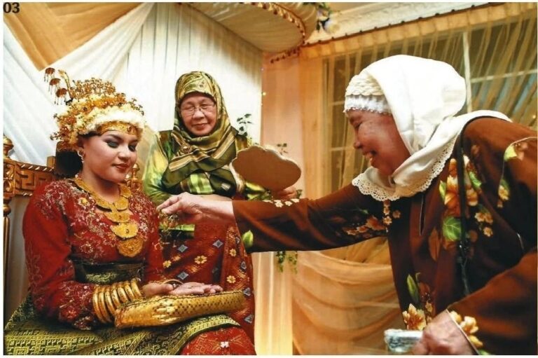 Berbedak mandi and akad nikah in a Malay wedding